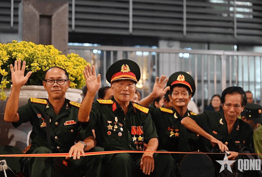 Người dân háo hức xếp hàng chờ xem diễu binh ngày Đại lễ