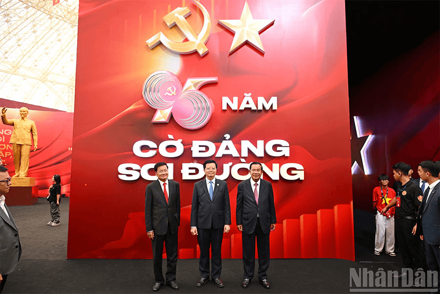 Tổng Bí thư, Chủ tịch nước Lào và Chủ tịch Đảng Nhân dân Campuchia, Chủ tịch Thượng viện Campuchia tham quan Triển lãm thành tựu đất nước