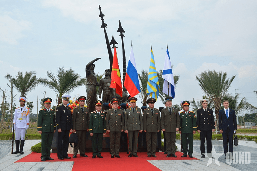 Đoàn Bộ Quốc phòng Azerbaijan, Nga và Belarus thăm Bảo tàng Lịch sử quân sự Việt Nam