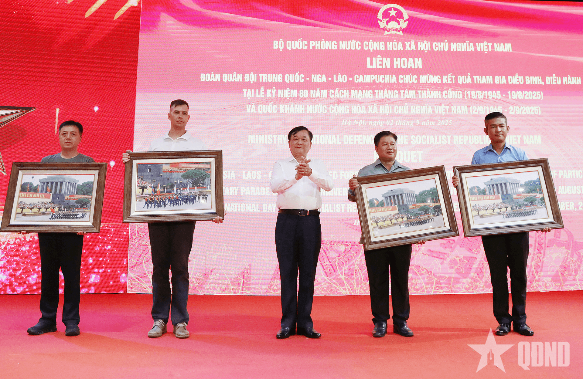 Chiêu đãi đoàn quân đội các nước tham gia diễu binh, diễu hành