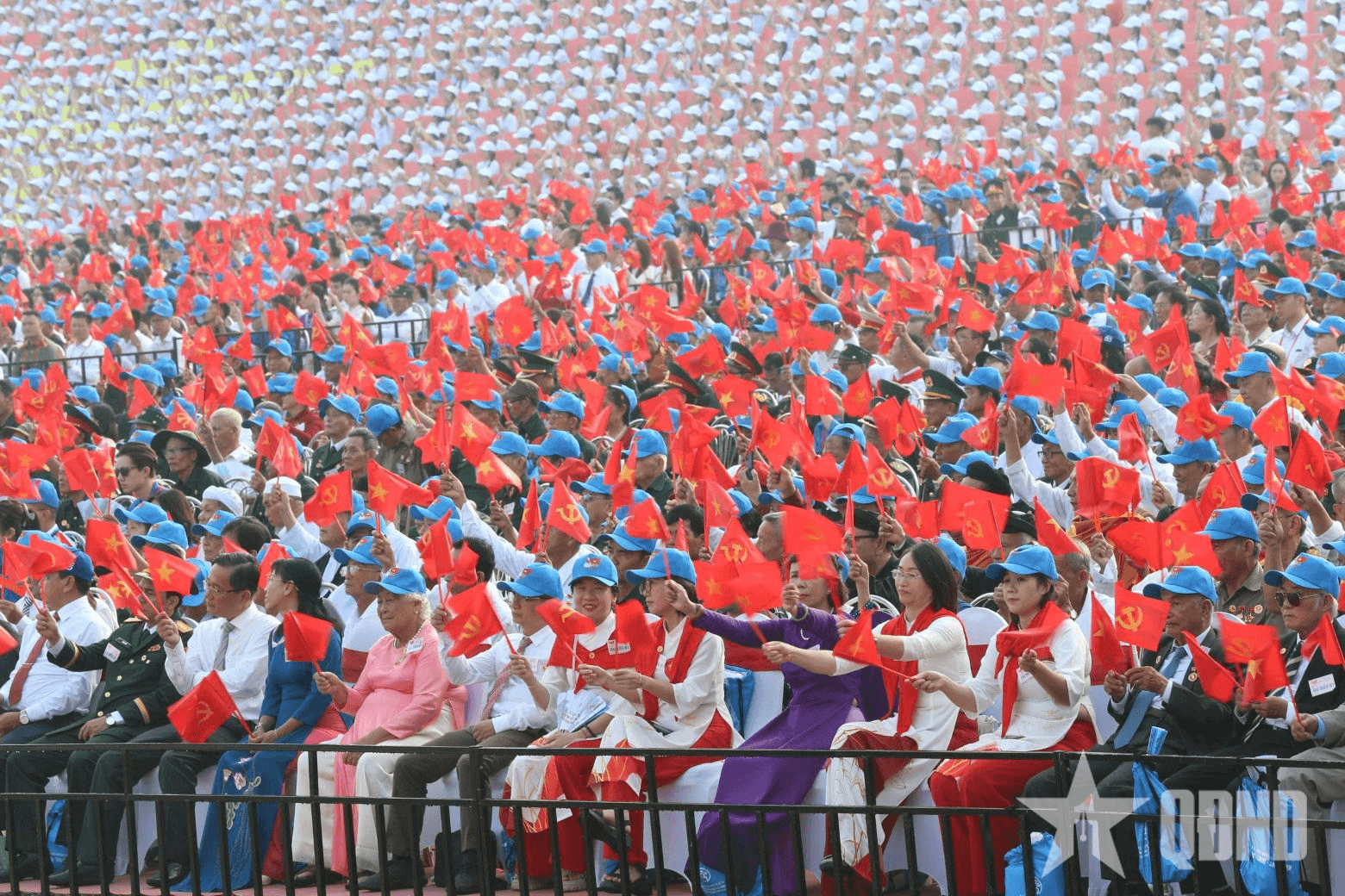 Sắc đỏ giữa trời Thu Hà Nội