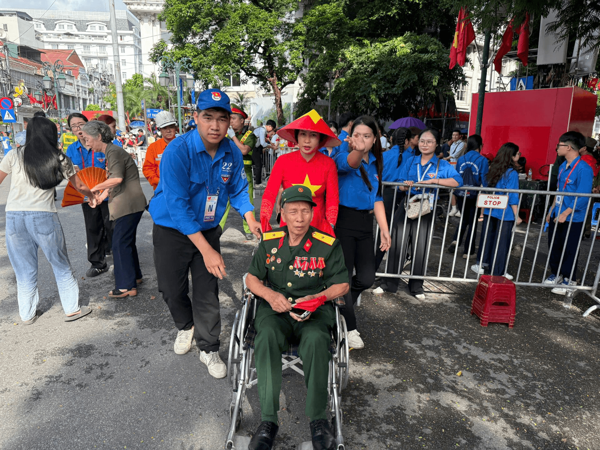 Ấm áp nghĩa tình áo xanh tình nguyện