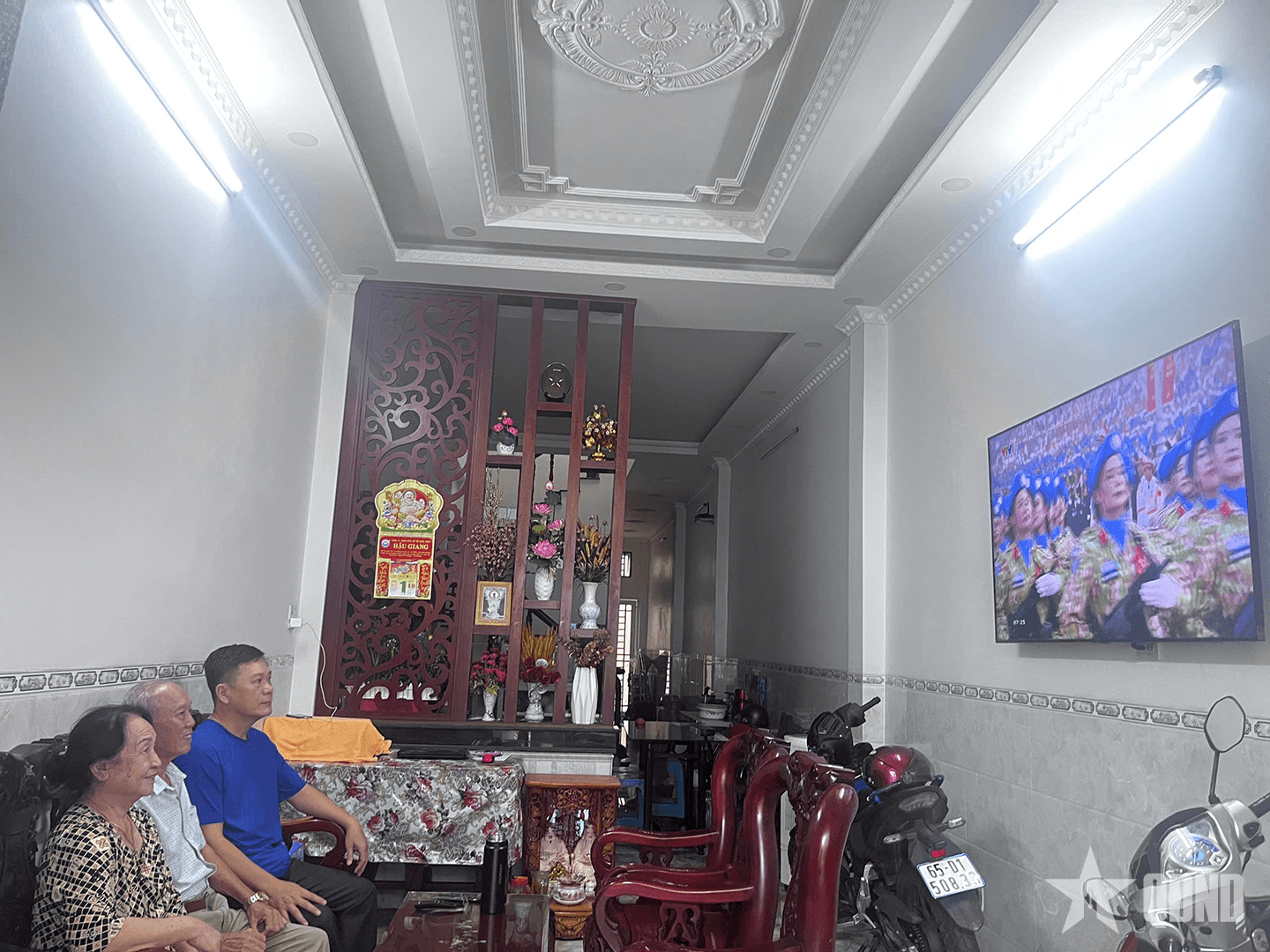Người dân Cần Thơ dõi theo Tổ quốc qua màn hình