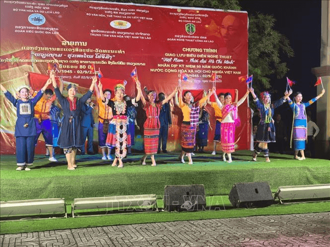 80 năm Quốc khánh: Đong đầy tình đoàn kết Việt Nam - Lào