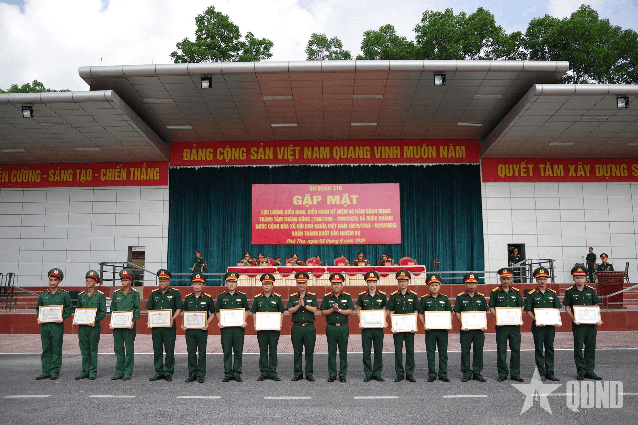 Sư đoàn 316 gặp mặt, khen thưởng lực lượng tham gia diễu binh, diễu hành
