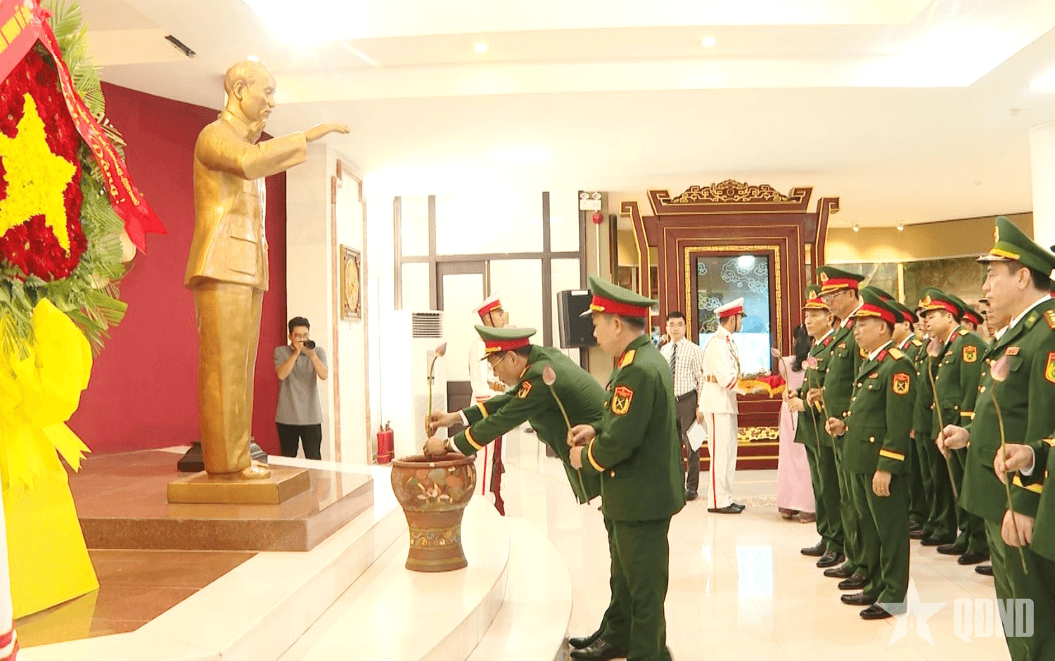 Báo công dâng Bác nhân kỷ niệm 80 năm Ngày truyền thống lực lượng vũ trang thành phố Huế