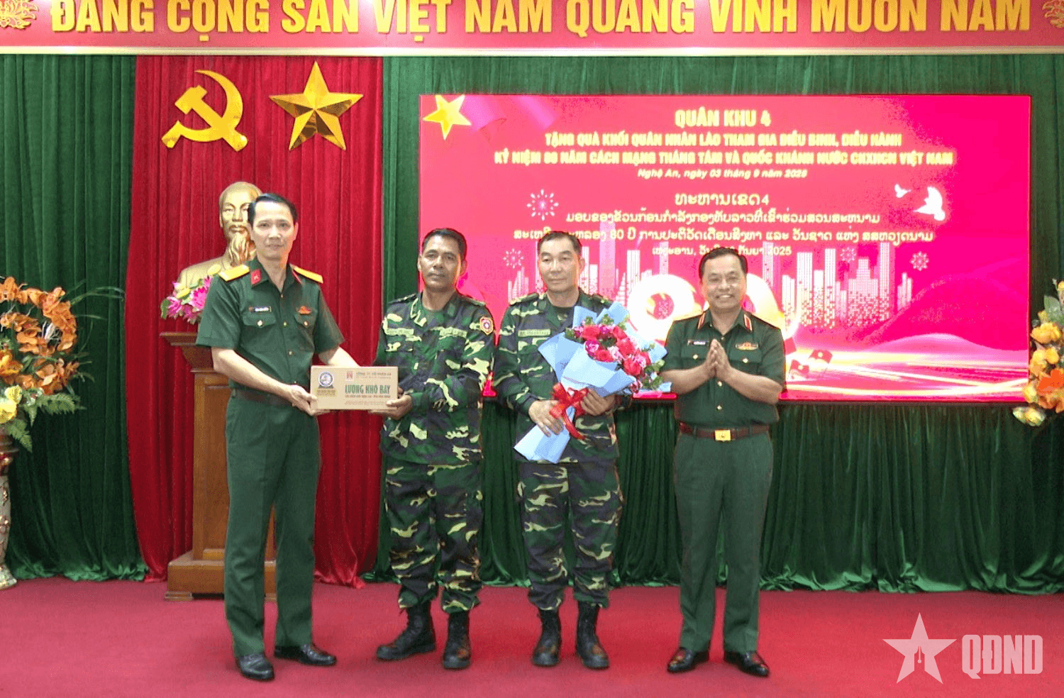 Quân khu 4: Tặng quà, động viên lực lượng Quân đội nhân dân Lào tham gia diễu binh, diễu hành