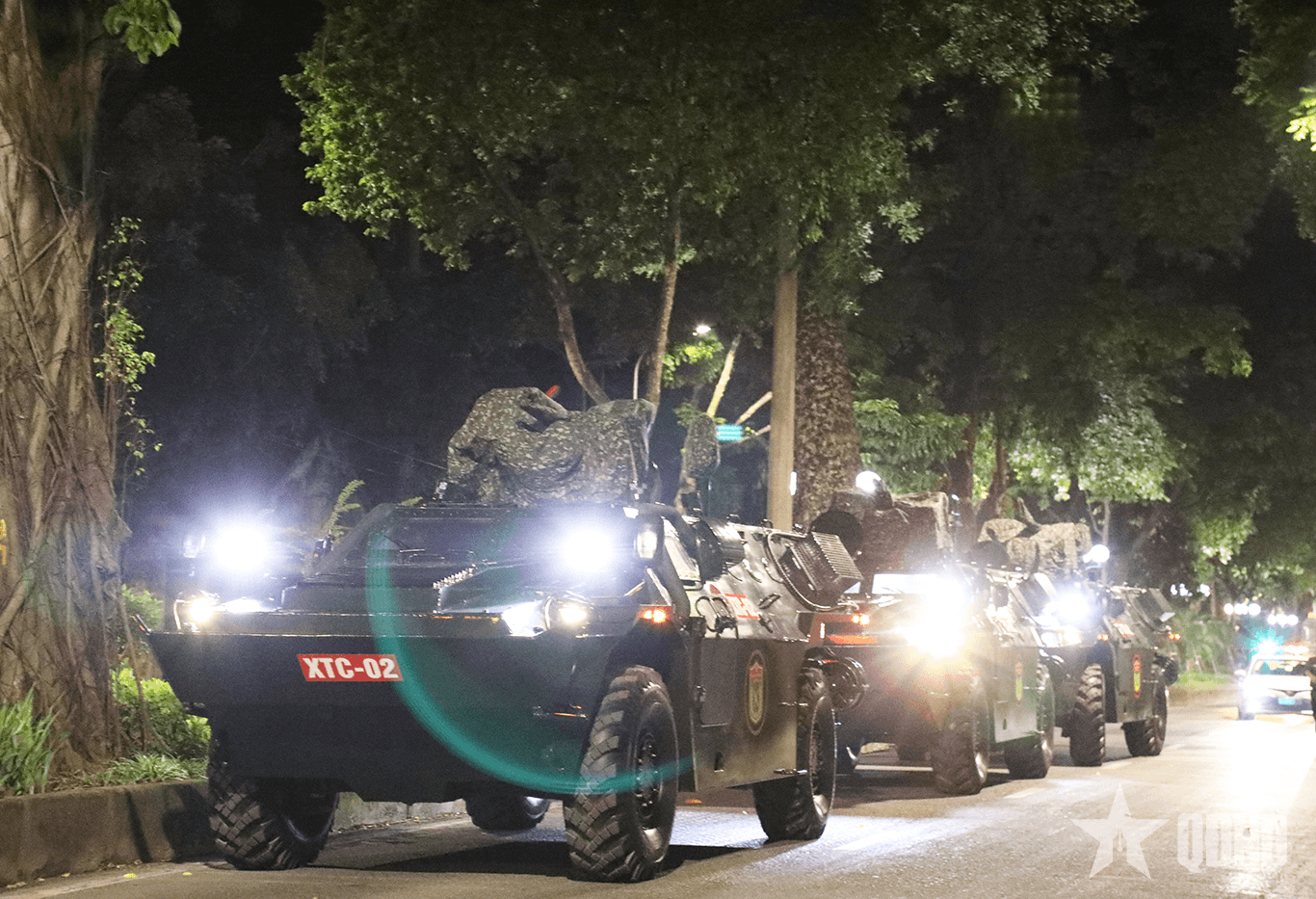 Lực lượng xe pháo quân sự thực hiện nhiệm vụ A80 hành quân trong đêm trở về đơn vị