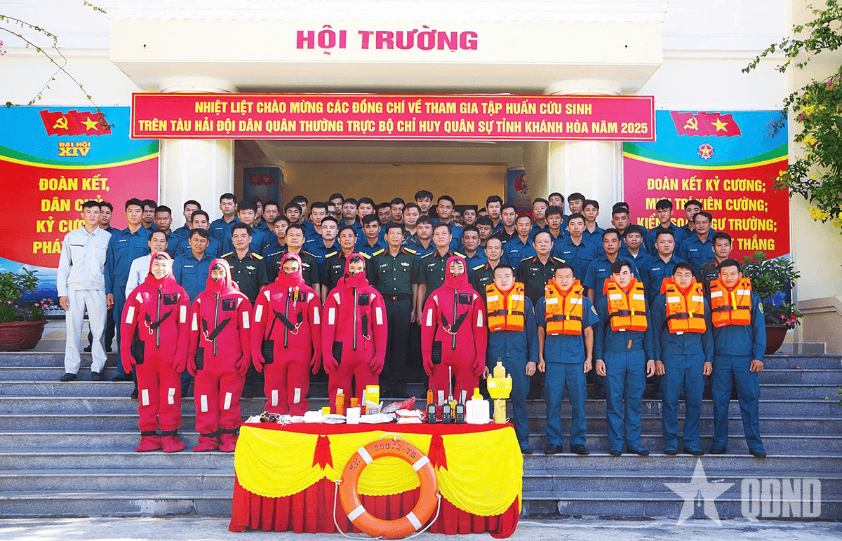 Tập huấn cứu sinh trên tàu và kiểm tra công tác kỹ thuật tàu thuyền tại Bộ CHQS tỉnh Khánh Hòa