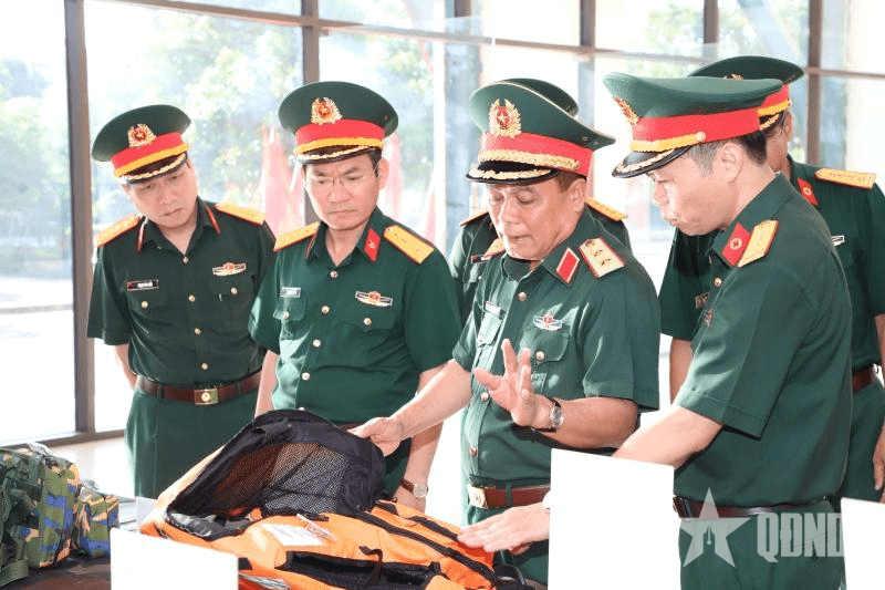 Trung tướng Trần Minh Đức kiểm tra Viện Kiểm nghiệm, nghiên cứu dược và trang thiết bị y tế Quân đội