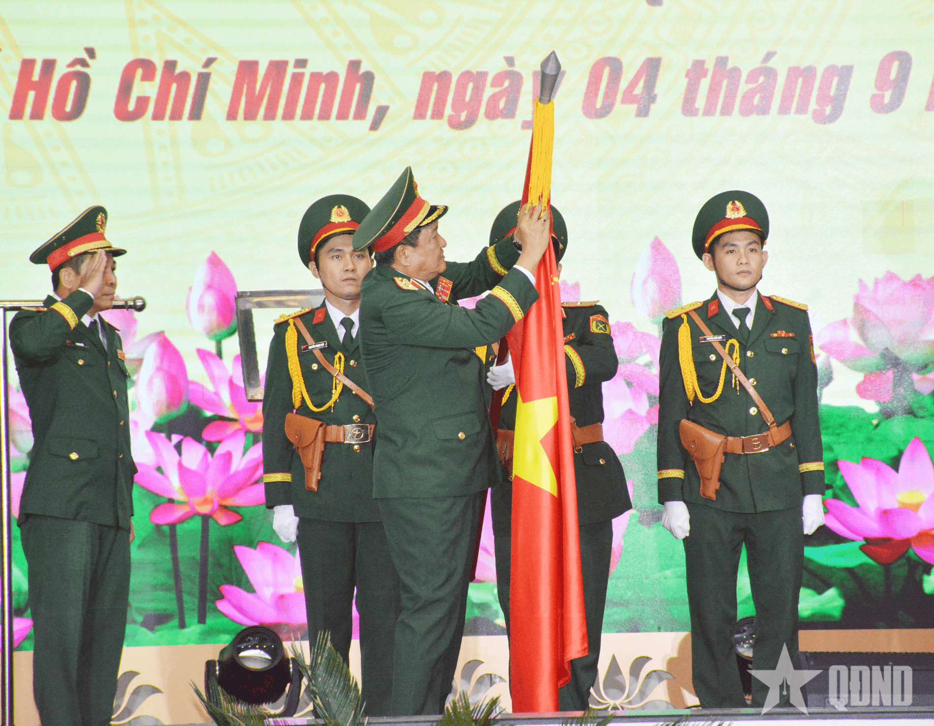 Lực lượng vũ trang TP Hồ Chí Minh đón nhận Huân chương Quân công hạng Ba