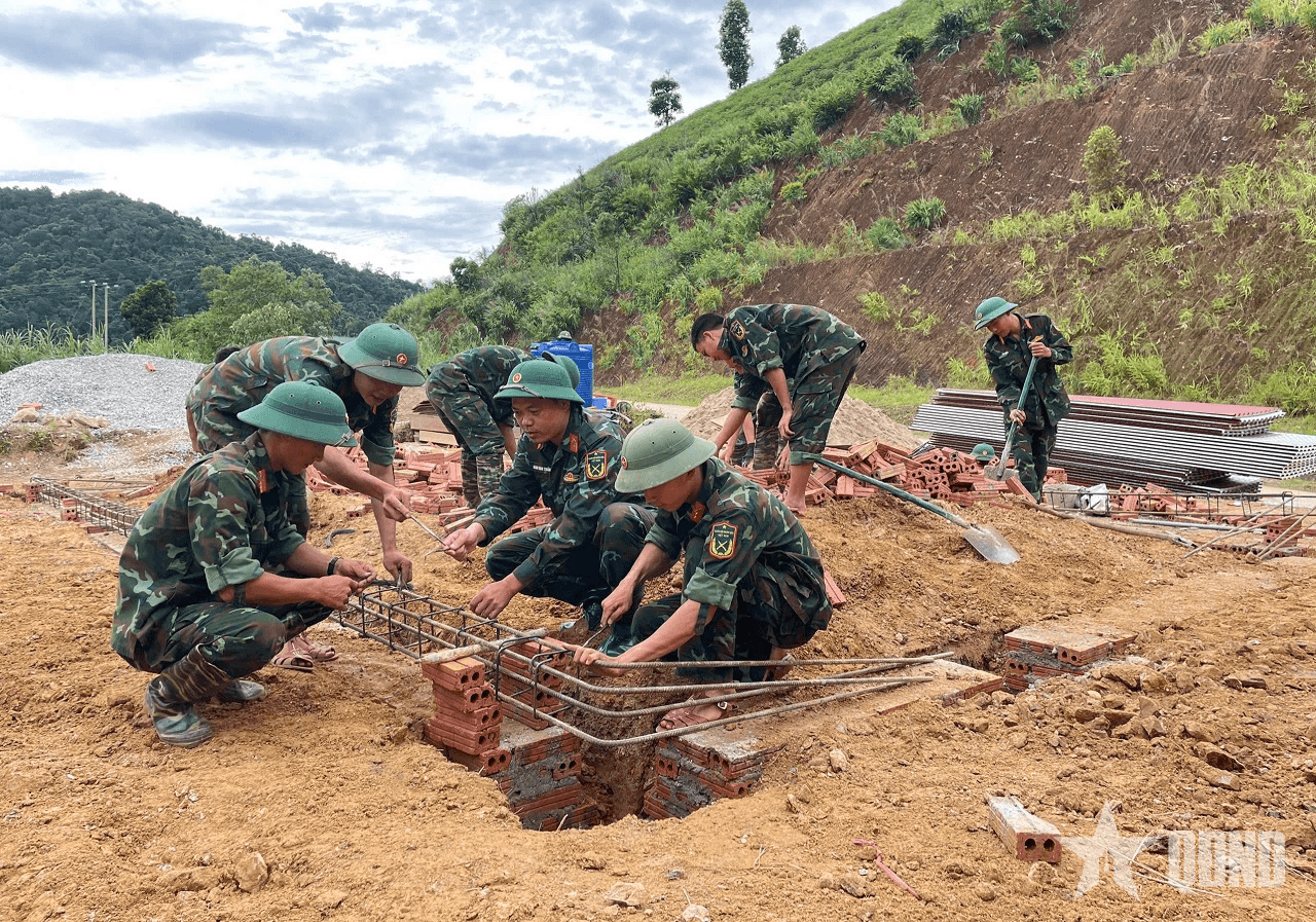 Bộ đội Trung đoàn 82 giúp bà con vùng lũ sớm an cư