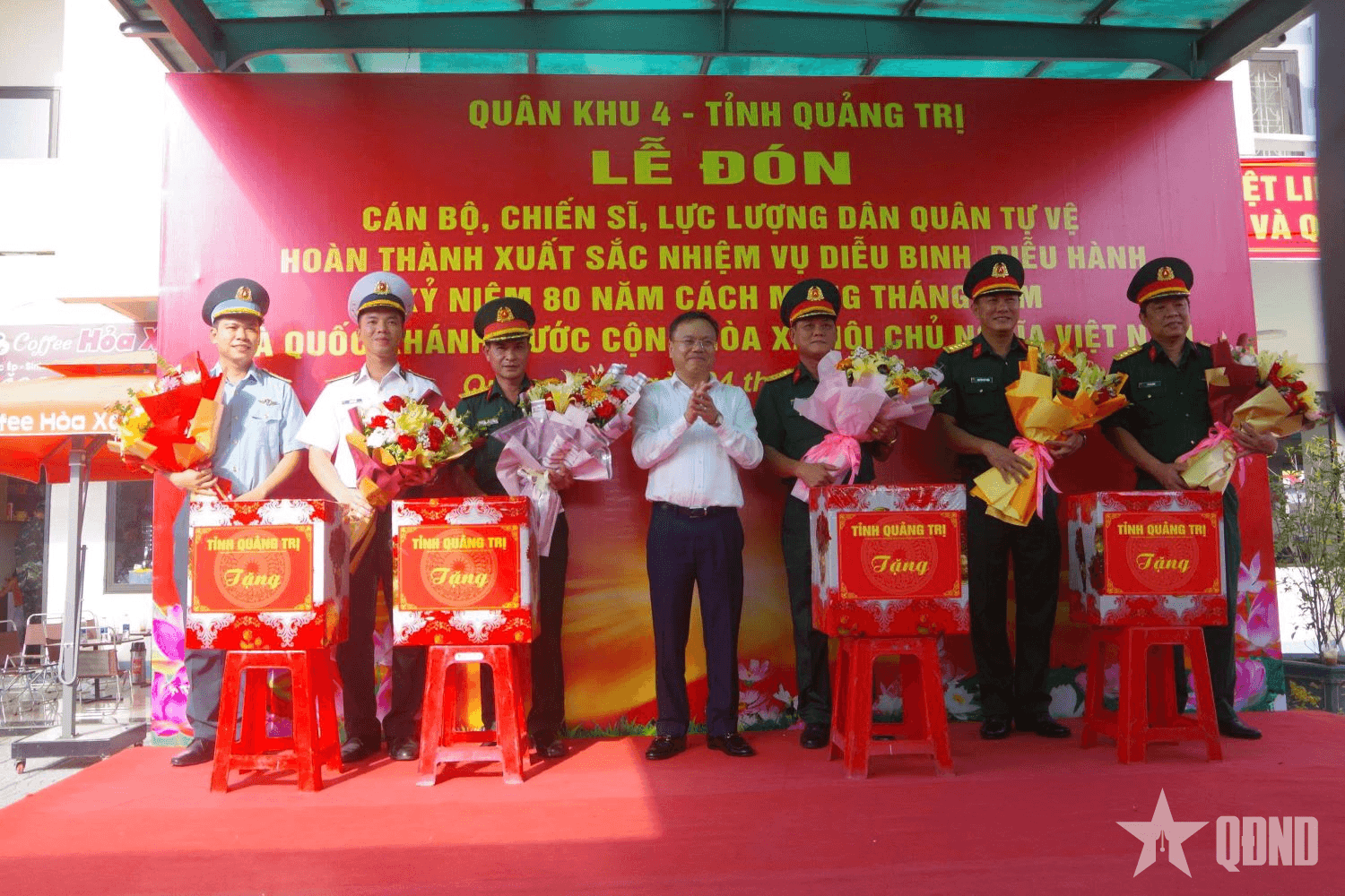 Gặp mặt, tặng quà các đơn vị tham gia thực hiện nhiệm vụ A80