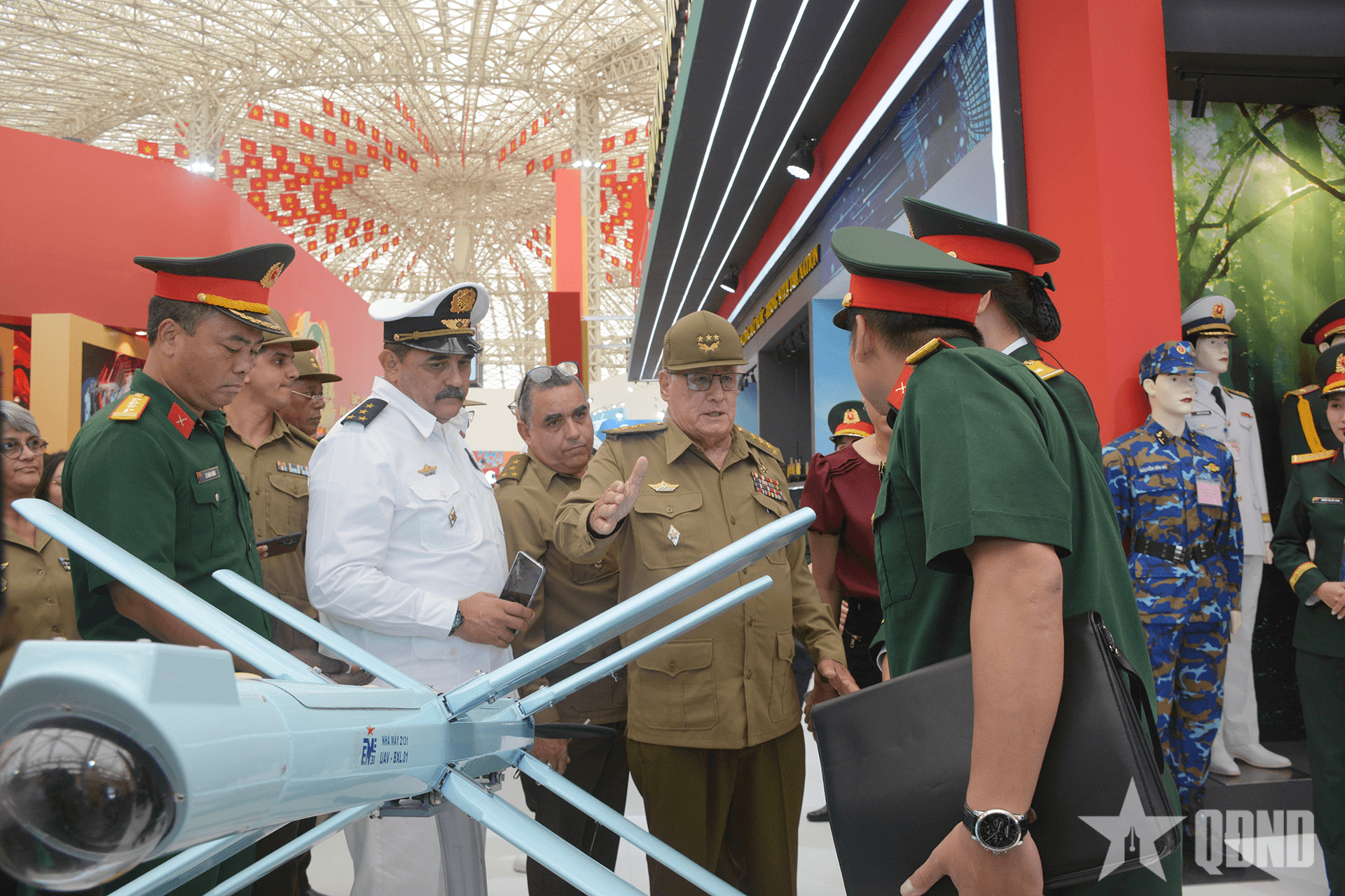 Bộ trưởng Bộ các Lực lượng vũ trang cách mạng Cuba tham quan Triển lãm thành tựu đất nước