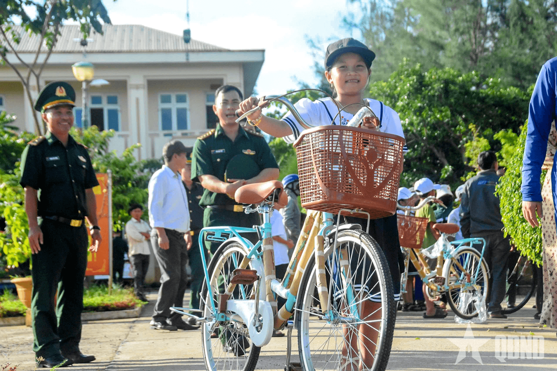 Bộ đội Biên phòng Quảng Trị trao quà tặng học sinh nghèo