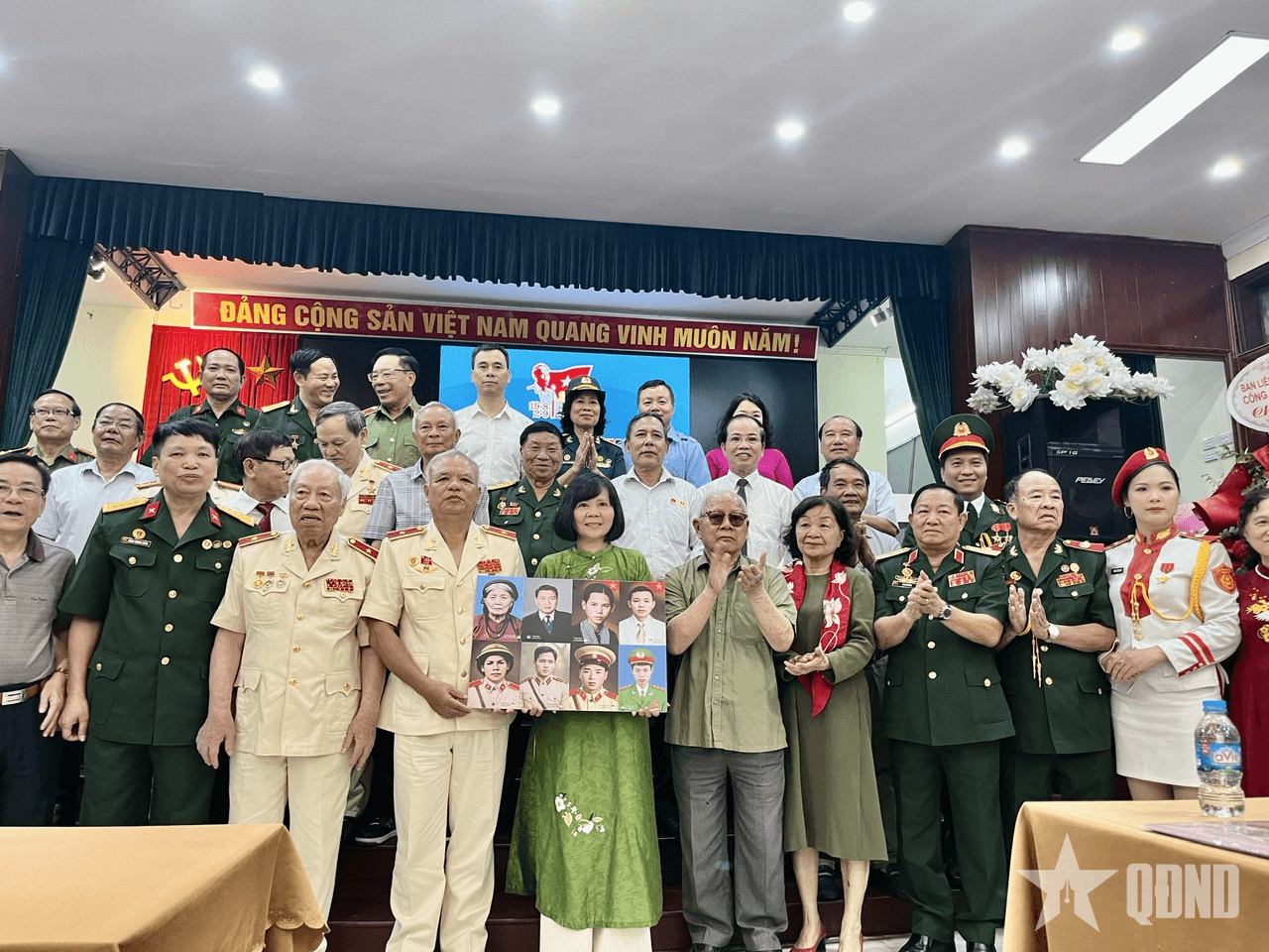 Trao tặng di ảnh phục dựng màu cán bộ, Anh hùng liệt sĩ Công an nhân dân