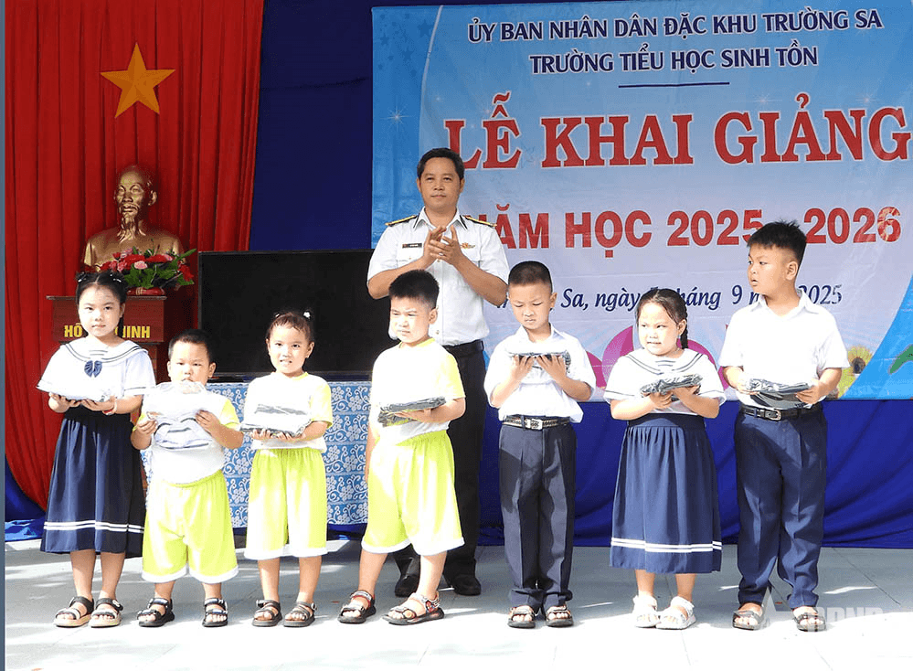Hải đoàn 129 trao quần áo đồng phục tặng học sinh Trường Sa