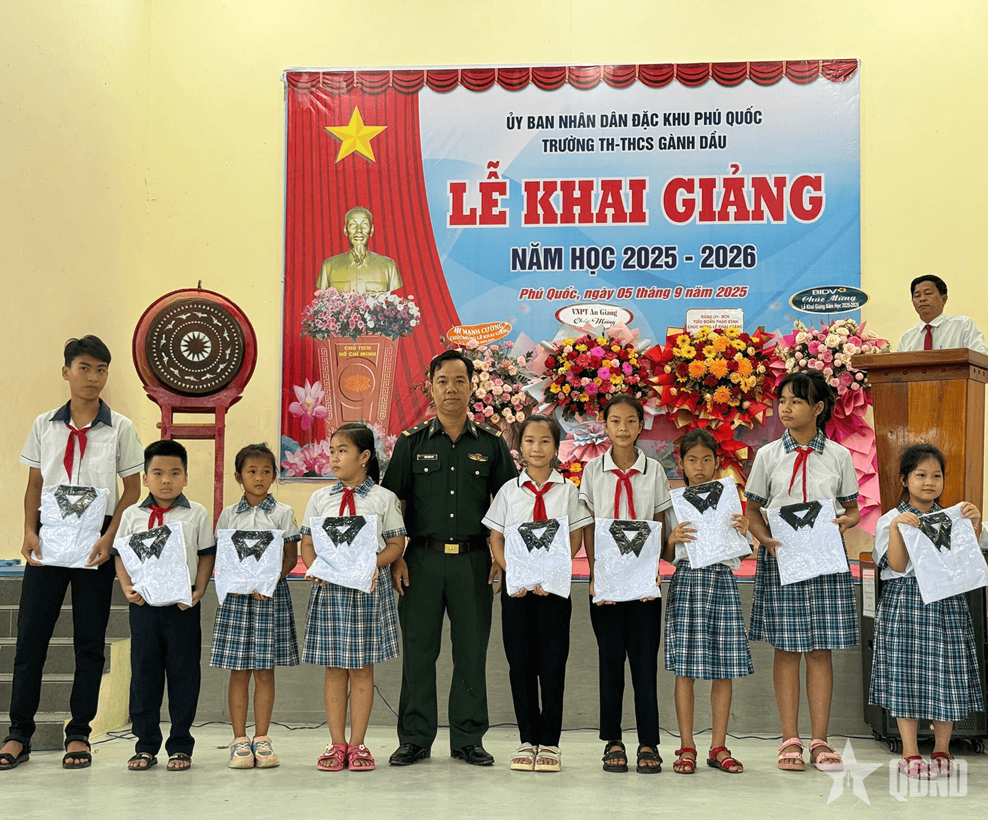 An Giang: Cùng học sinh nghèo bước vào năm học mới