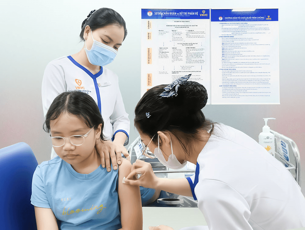 Mùa tựu trường 2025: Phụ huynh đưa con đi tiêm vaccine phòng tăng mạnh