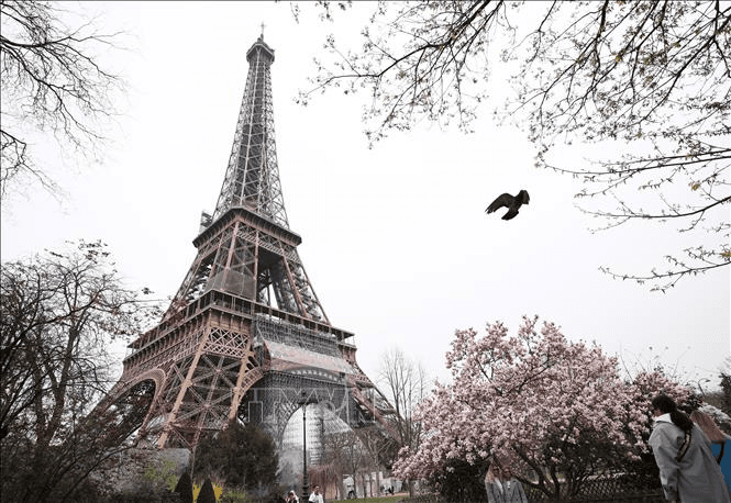 Pháp khắc tên 72 nữ học giả xuất chúng lên tháp Eiffel