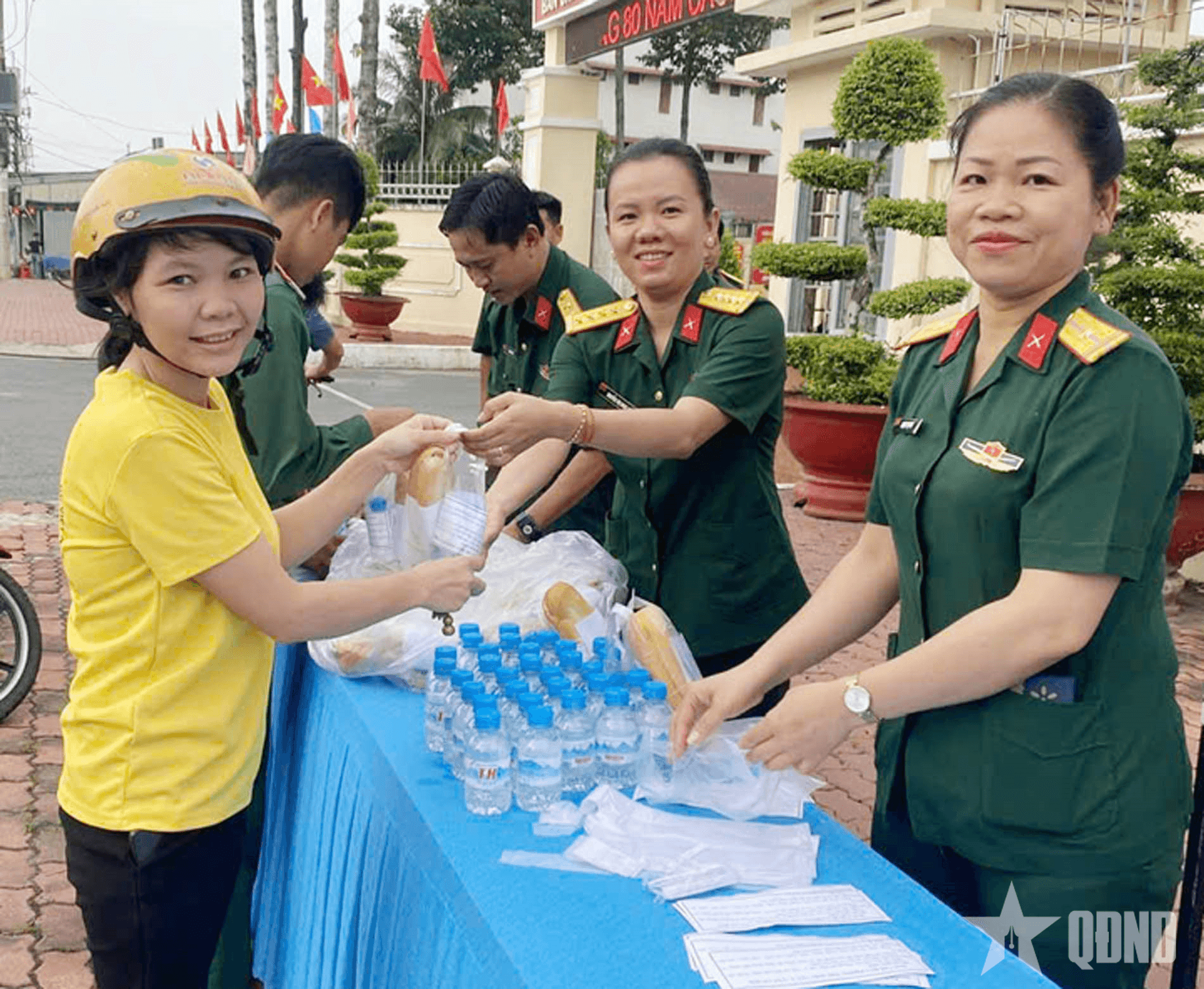 Ấm áp chương trình “Bánh mì 0 đồng” hỗ trợ người dân khó khăn
