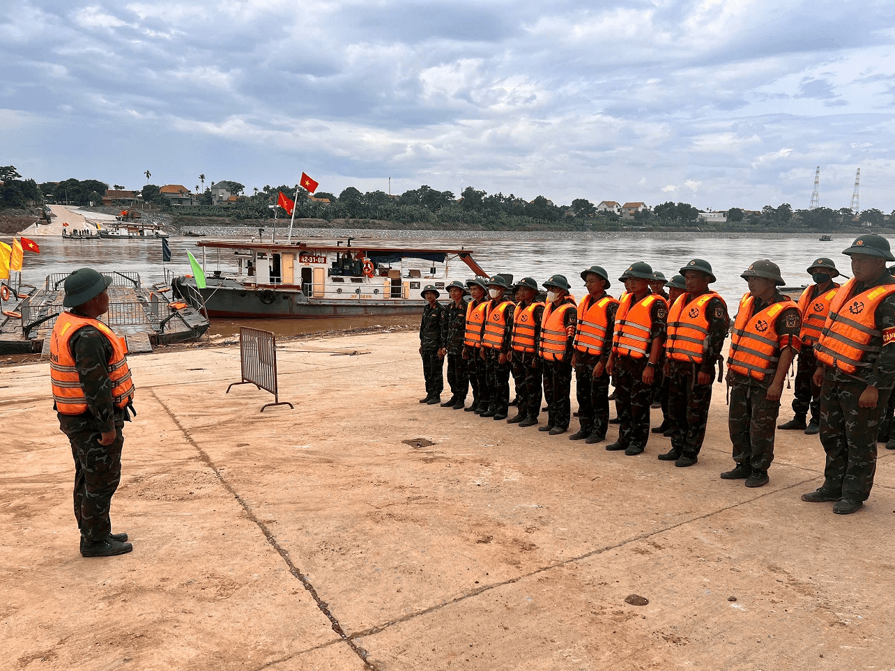 Cầu phao Phong Châu-Nối liền nhịp sống, gắn kết nghĩa tình - Bài 2: Người lính công binh giữ nhịp an toàn