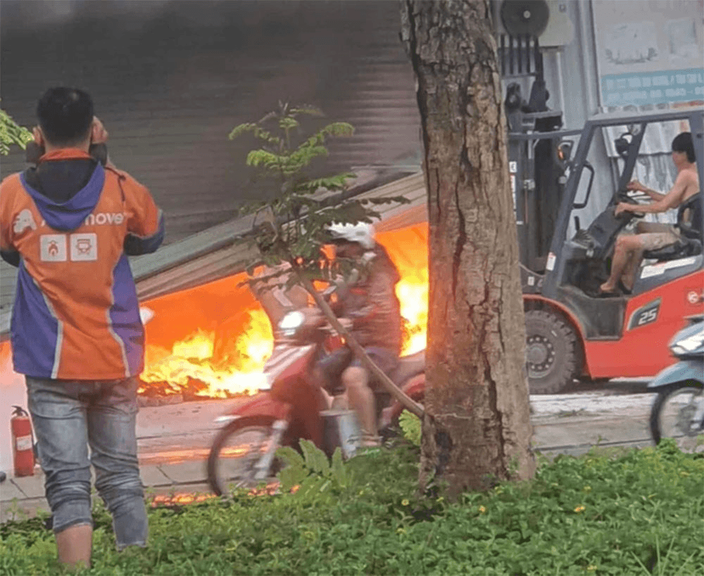 TP Hồ Chí Minh: Cháy lớn kho chứa hàng, thiêu rụi nhiều tài sản