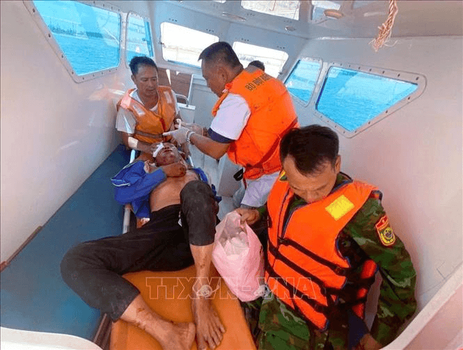 Nghệ An: Kịp thời cứu nạn một ngư dân bị tai nạn lao động trên biển