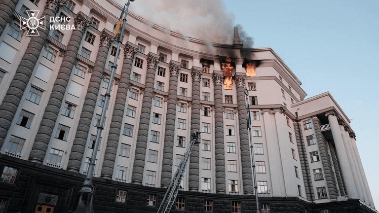 Ukraine bị tập kích quy mô lớn nhất kể từ khi xung đột với Nga