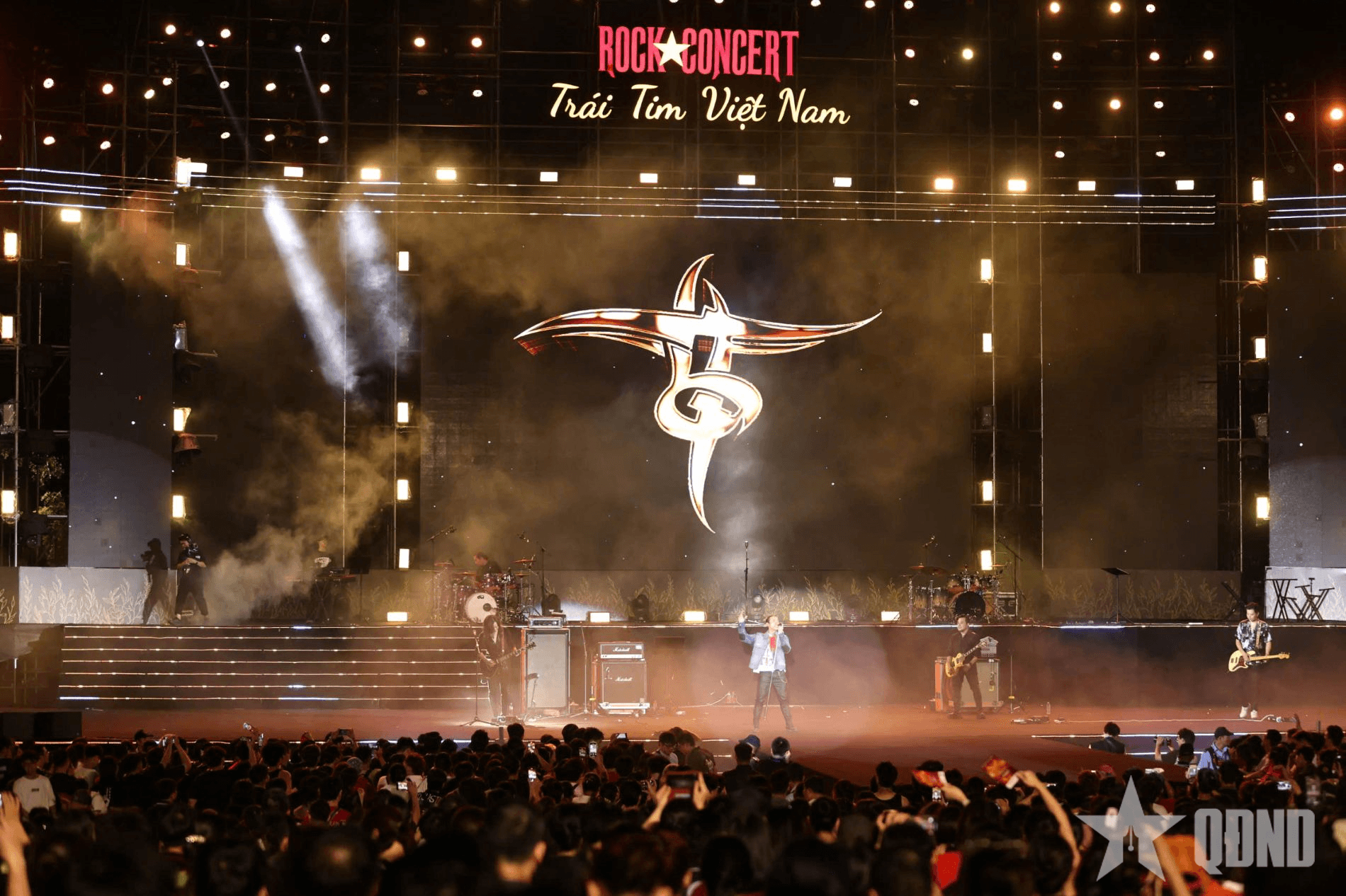 Hàng nghìn khán giả thăng hoa cảm xúc trong “Rock Concert - Trái tim Việt Nam”
