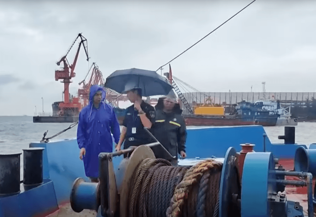 Bão Tapah đổ bộ miền Nam Trung Quốc, hàng chục nghìn người phải sơ tán