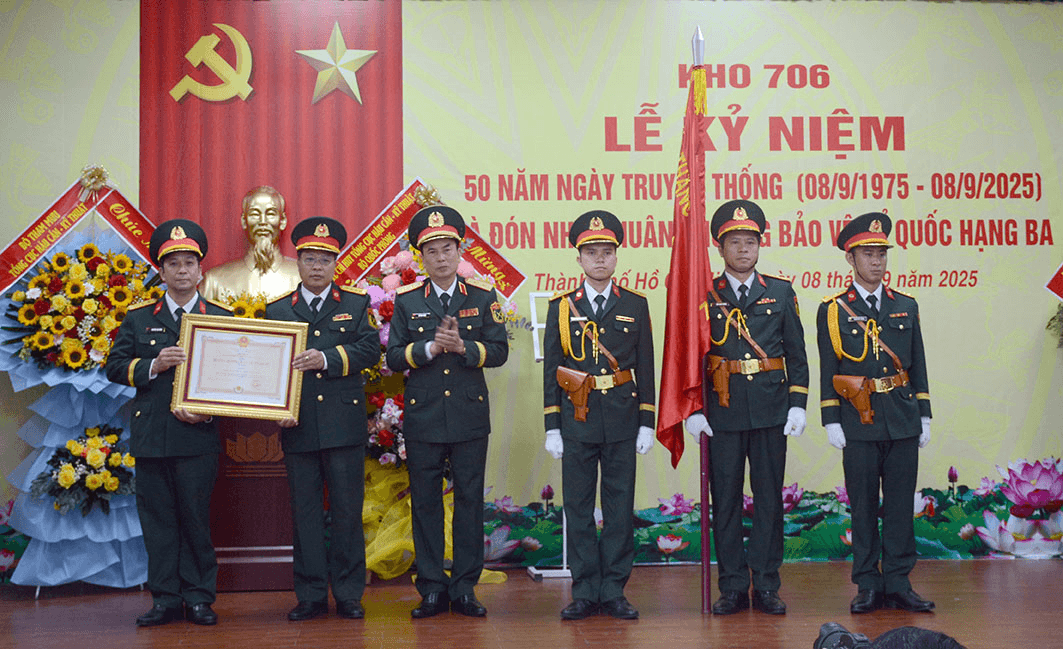 Kho 706 (Cục Quân y, Tổng cục Hậu cần - Kỹ thuật) đón nhận Huân chương Bảo vệ Tổ quốc hạng Ba