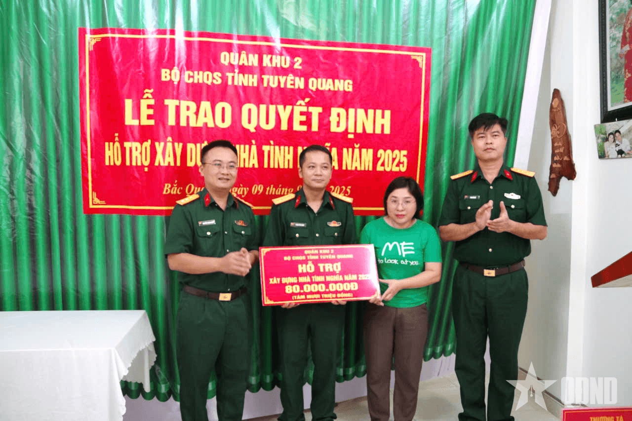 Bộ CHQS tỉnh Tuyên Quang trao quyết định hỗ trợ xây dựng “Nhà tình nghĩa”