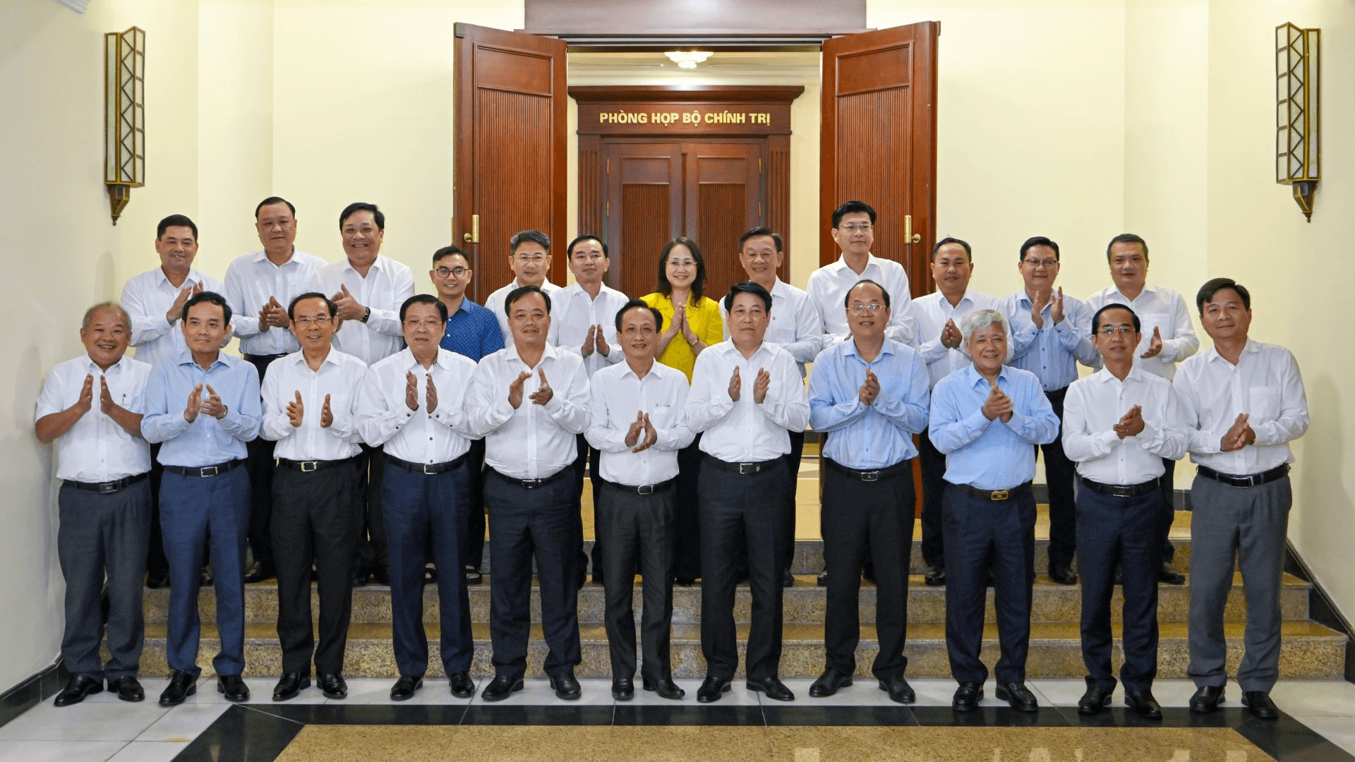 Bộ Chính trị cho ý kiến về công tác chuẩn bị Đại hội Đảng bộ các tỉnh Cà Mau và Hưng Yên