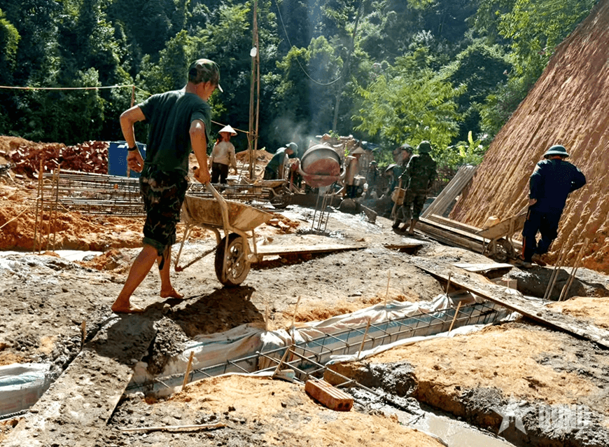 LLVT tỉnh Điện Biên làm nhà giúp bà con vùng lũ