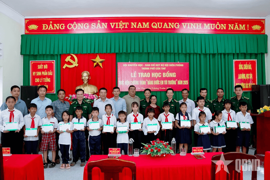 Bộ đội Biên phòng TP Cần Thơ trao 200 suất học bổng cho học sinh nghèo khu vực biên giới biển