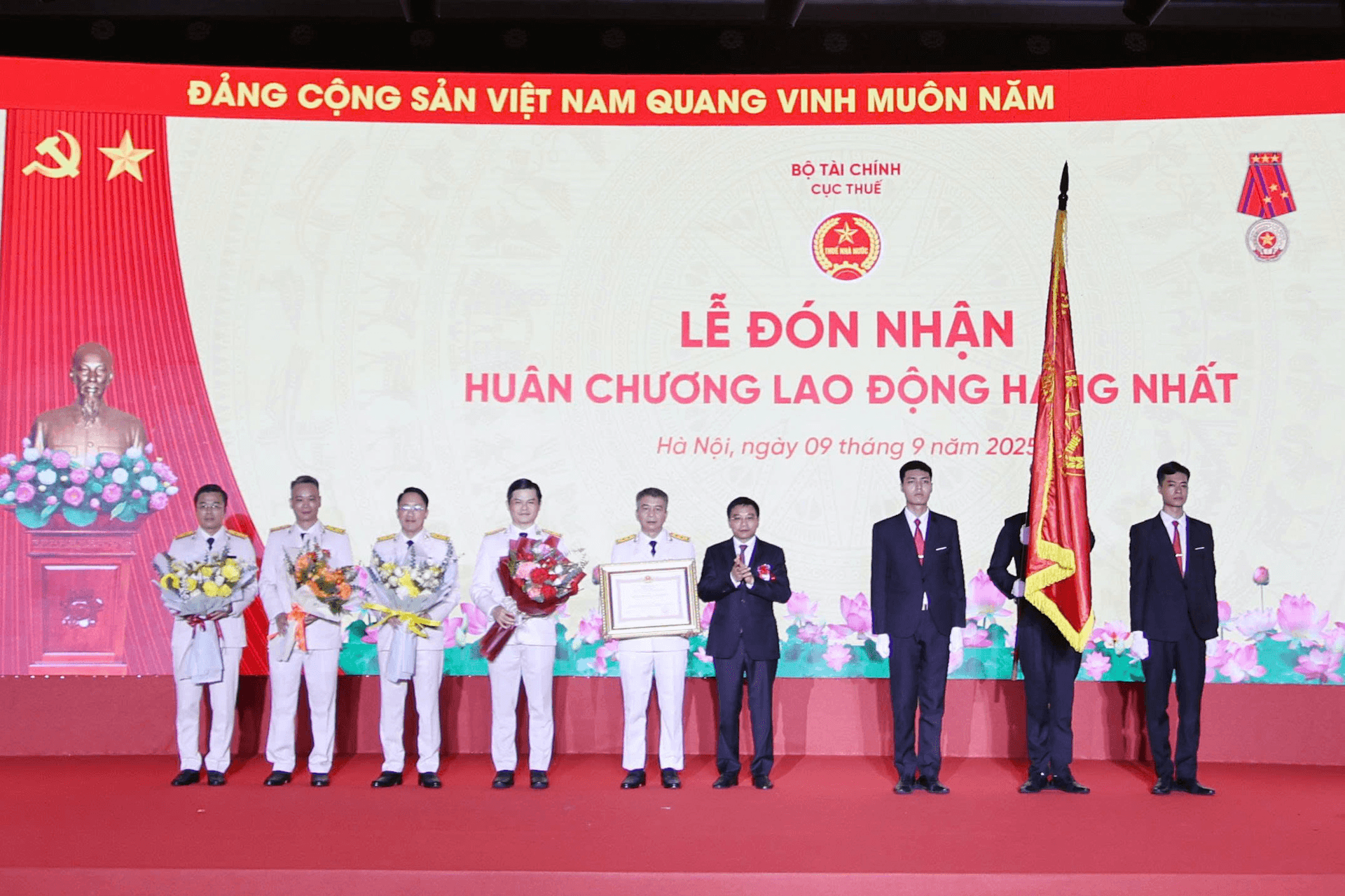 Kỷ niệm 80 năm ngày truyền thống ngành Thuế: Cục Thuế đón nhận Huân chương Lao động hạng Nhất