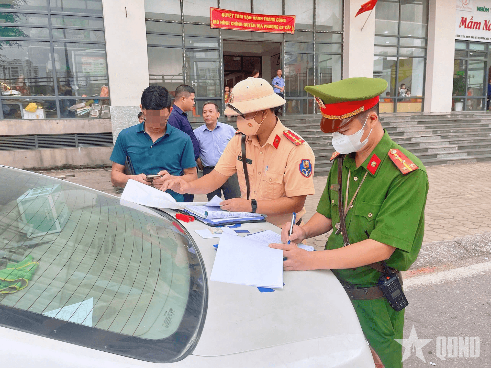 Hà Nội: Xử lý loạt xe dừng đỗ sai quy định trên đường Nguyễn Trạc