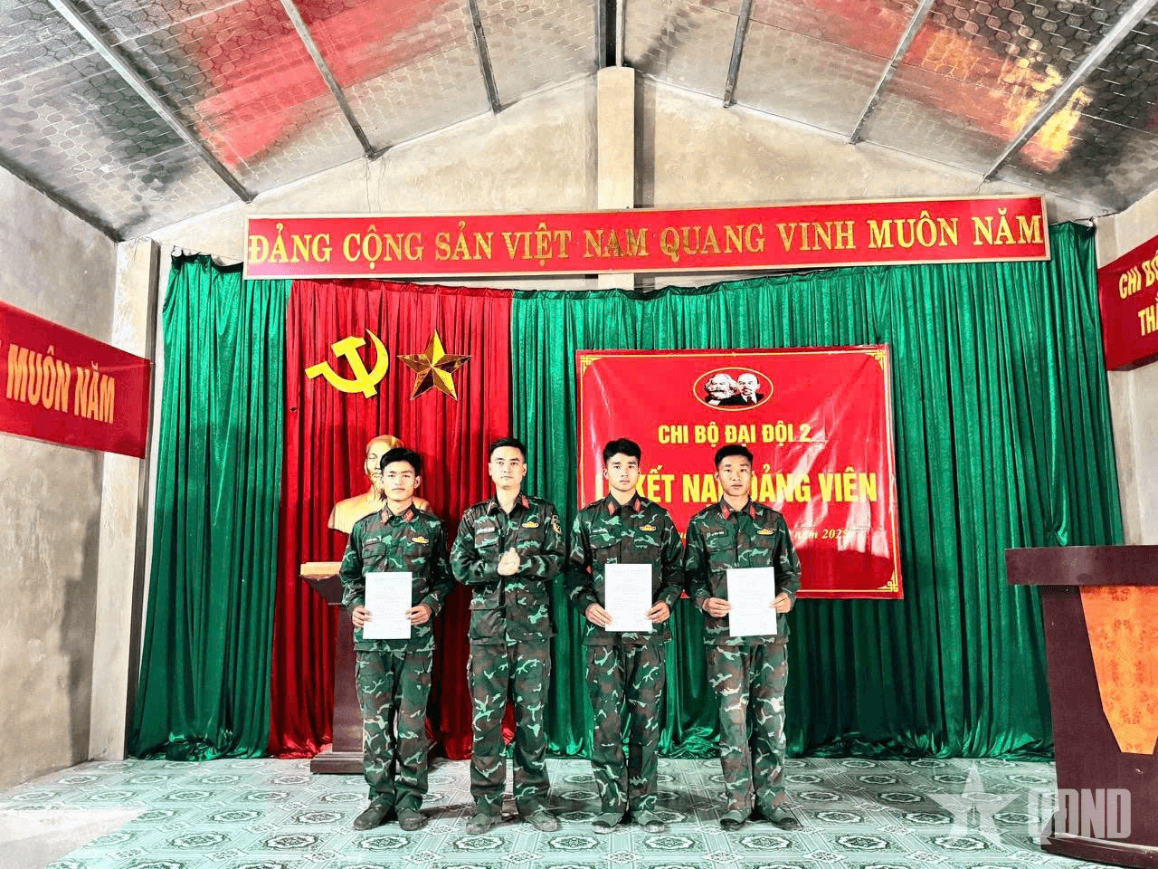 Lễ kết nạp đảng viên giữa vùng lũ Điện Biên