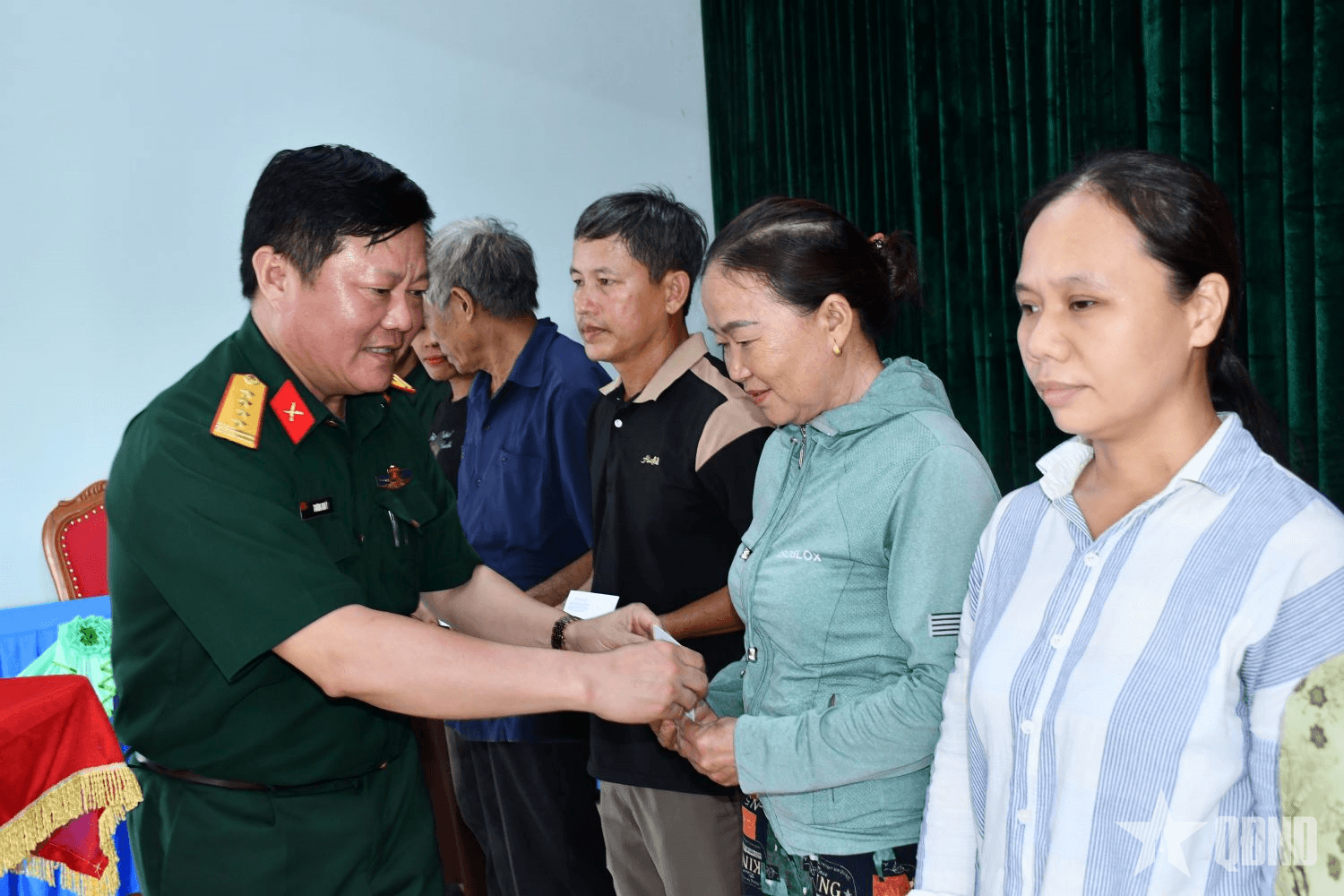 Trao quà tặng 200 gia đình có hoàn cảnh khó khăn trên địa bàn tỉnh Quảng Trị