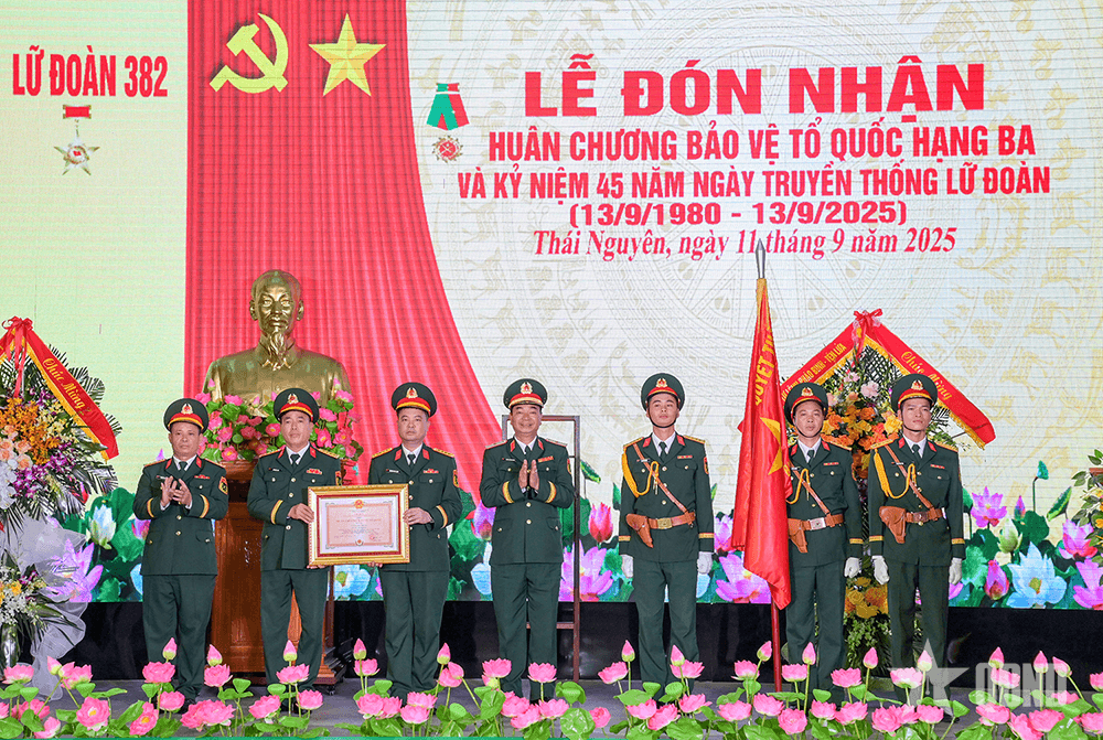 Lữ đoàn 382 đón nhận Huân chương Bảo vệ Tổ quốc hạng Ba