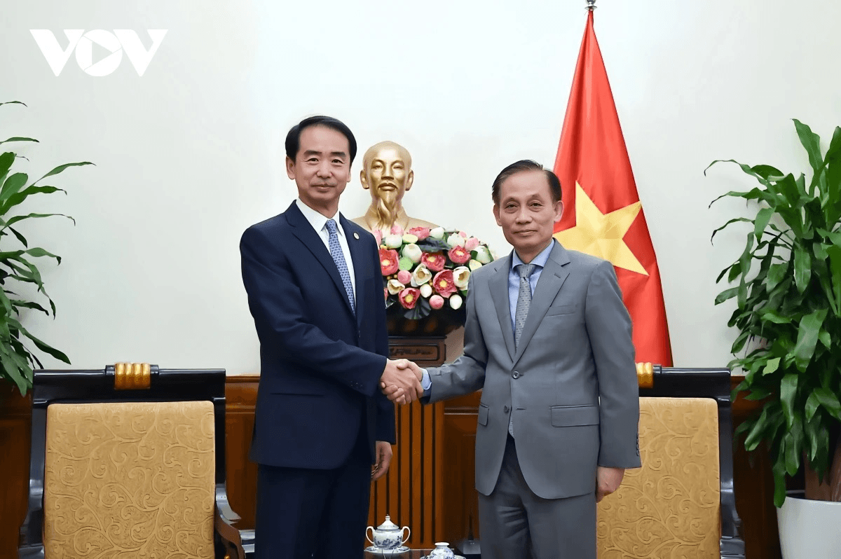 Bí thư Trung ương Đảng, Quyền Bộ trưởng Bộ Ngoại giao Lê Hoài Trung tiếp Đại sứ Trung Quốc tại Việt Nam Hà Vĩ