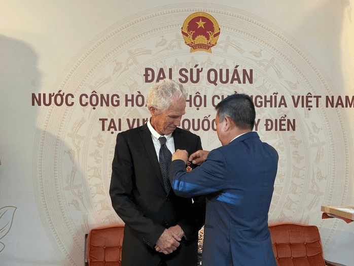 Đạo diễn phim tài liệu "Chiến thắng của Việt Nam" được trao tặng Kỷ niệm chương Vì sự nghiệp Văn hóa, Thể thao và Du lịch