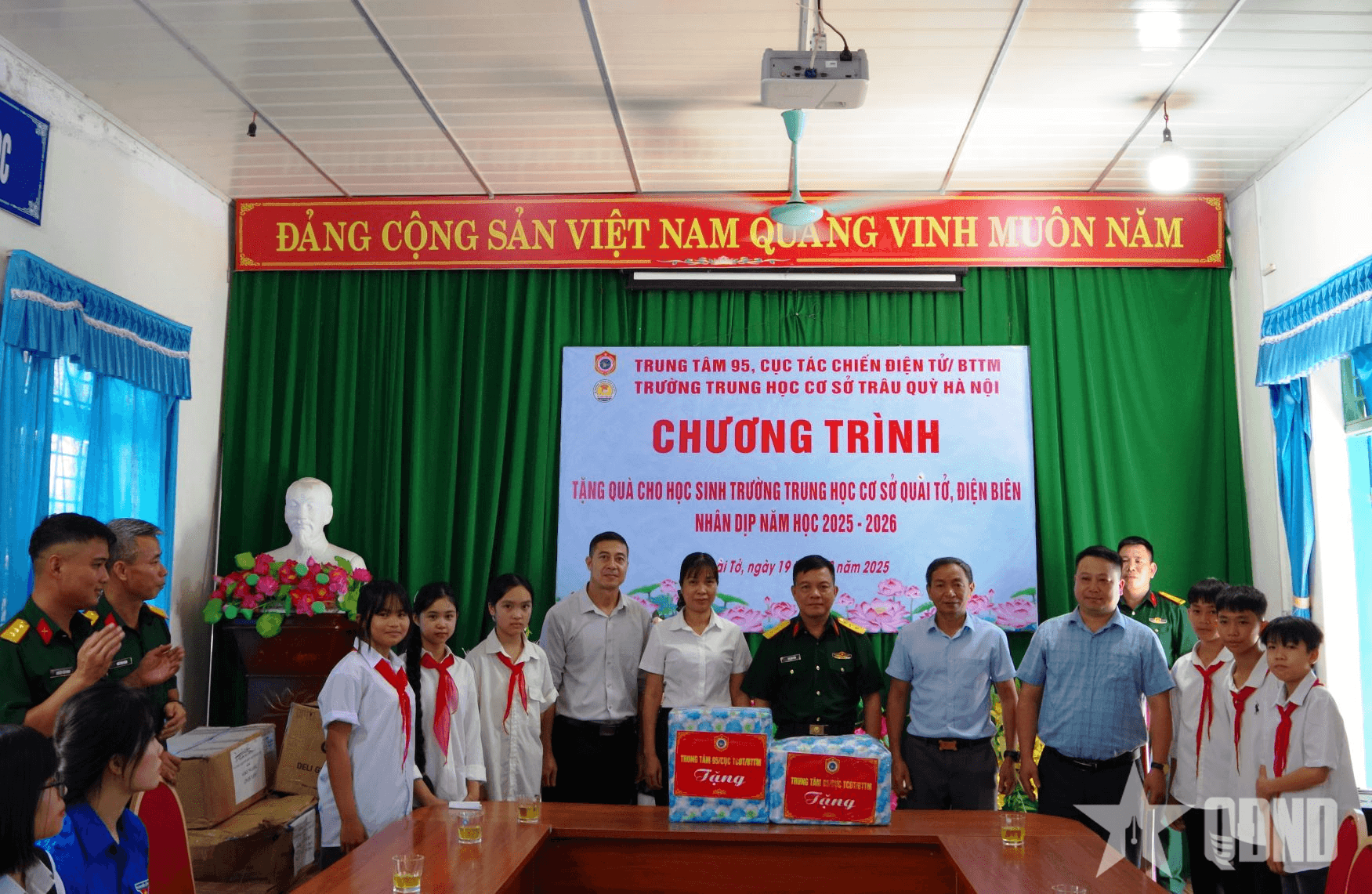 Nâng bước học sinh vùng cao Điện Biên đến trường
