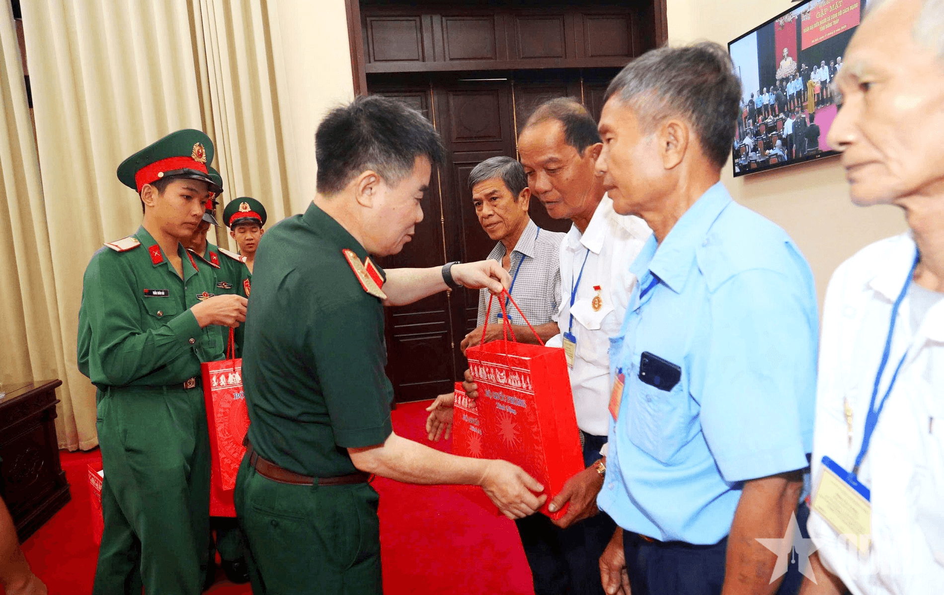 Bộ Quốc phòng gặp mặt Đoàn đại biểu người có công với cách mạng tỉnh Đồng Tháp