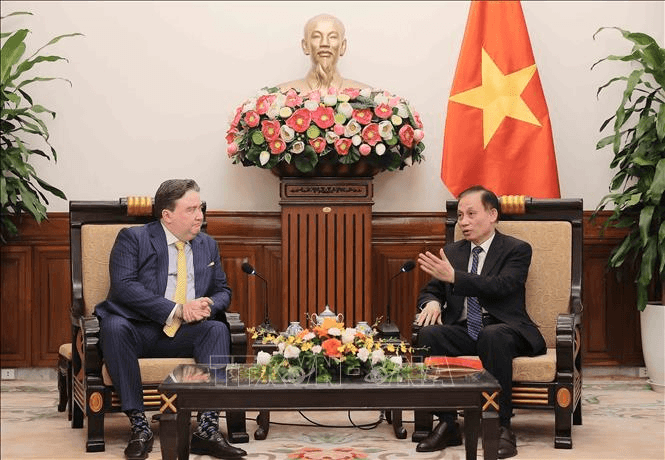 Quyền Bộ trưởng Bộ Ngoại giao Lê Hoài Trung tiếp Đại sứ Hoa Kỳ Marc Knapper