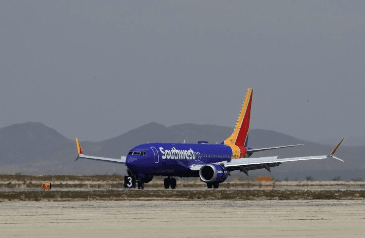 Mỹ: Máy bay Boeing 737-700 hạ cánh khẩn cấp tại Los Angeles.