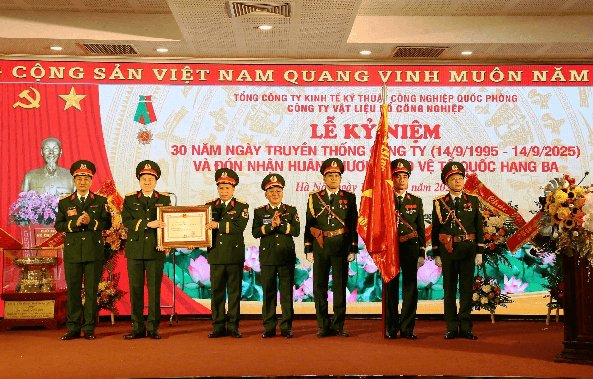 Công ty Vật liệu nổ Công nghiệp kỷ niệm 30 năm Ngày truyền thống và đón nhận Huân chương Bảo vệ Tổ quốc hạng Ba