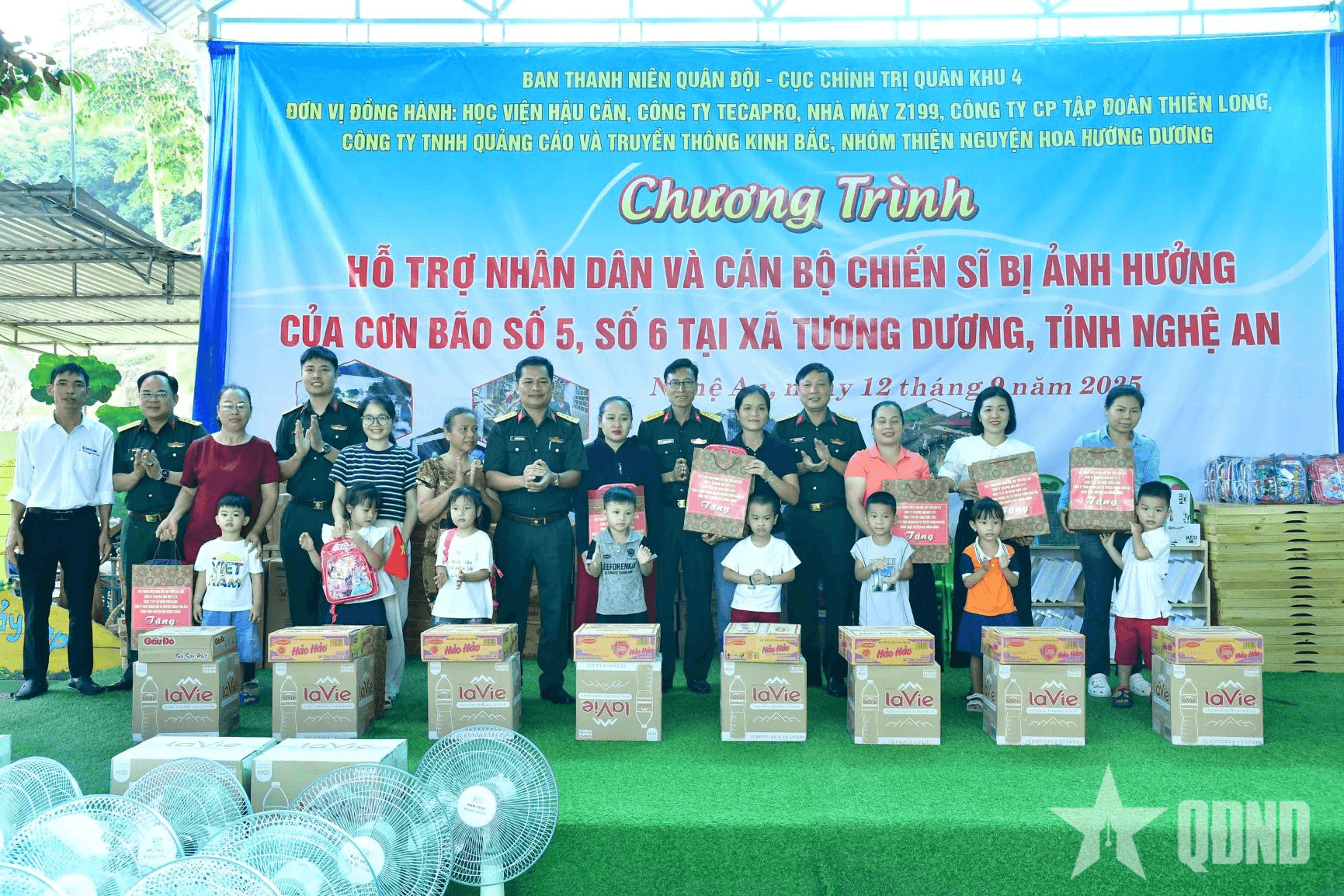 Trao quà gần 200 triệu đồng hỗ trợ nhân dân, học sinh mầm non tại Nghệ An