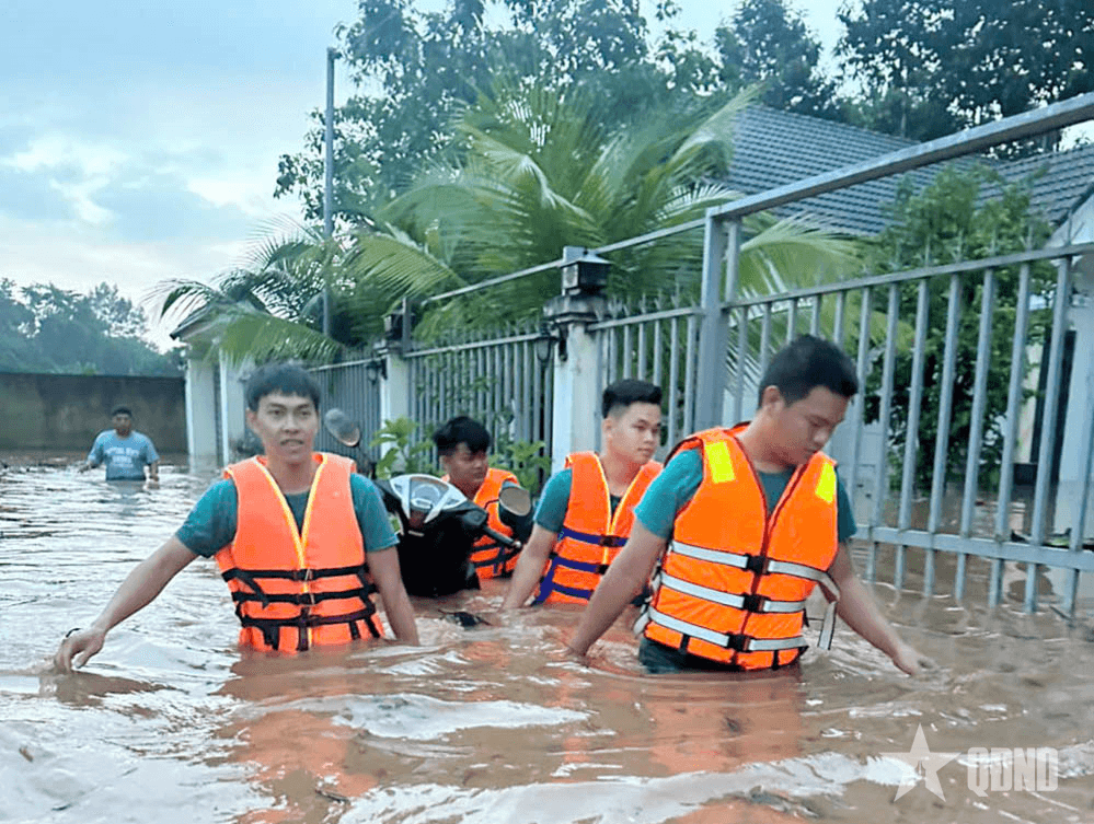 Bình An (Đồng Nai): Mưa ngập đến thắt lưng, bộ đội, dân quân xã khẩn trương giúp dân